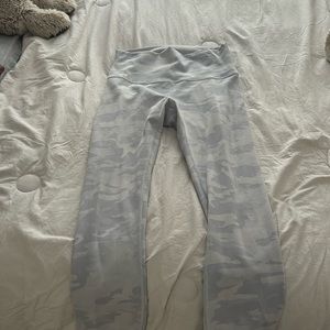 Lulu lemon white camo winder under pants size 6